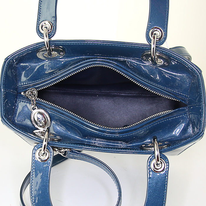 Sac bandoulière Dior Lady Dior moyen modèle en cuir vernis bleu - Detail D3