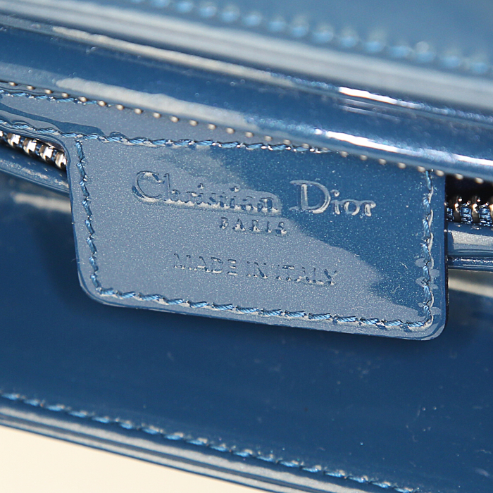 Dior Lady Dior medium model shoulder bag in blue patent leather - Detail D4