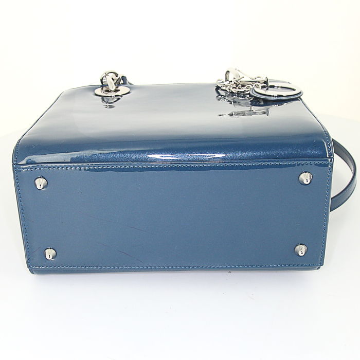 Bolso bandolera Dior Lady Dior modelo mediano en charol azul - Detail D5