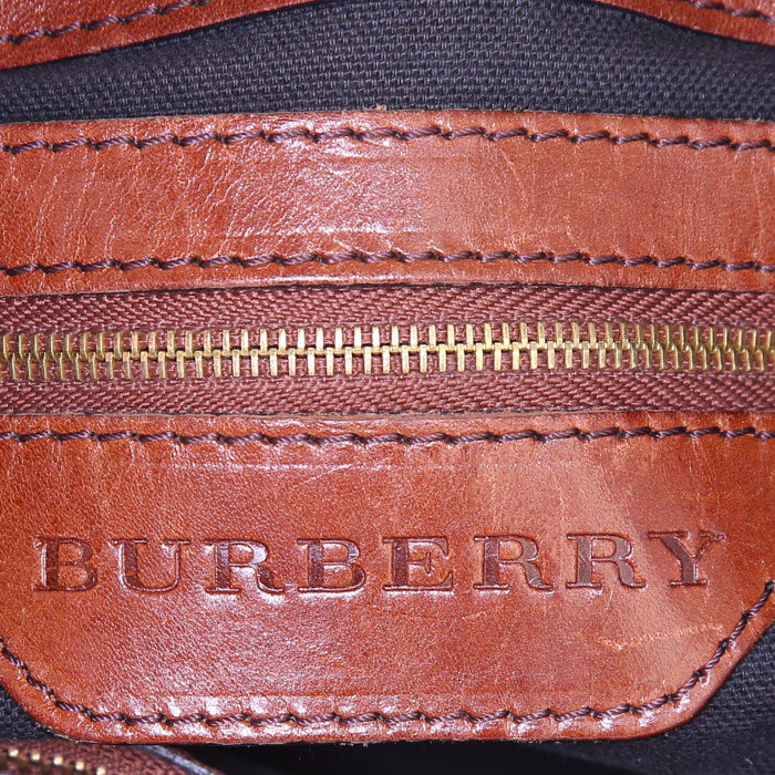 Burberry handbag in beige, white and black Haymarket canvas and brown leather - Detail D3