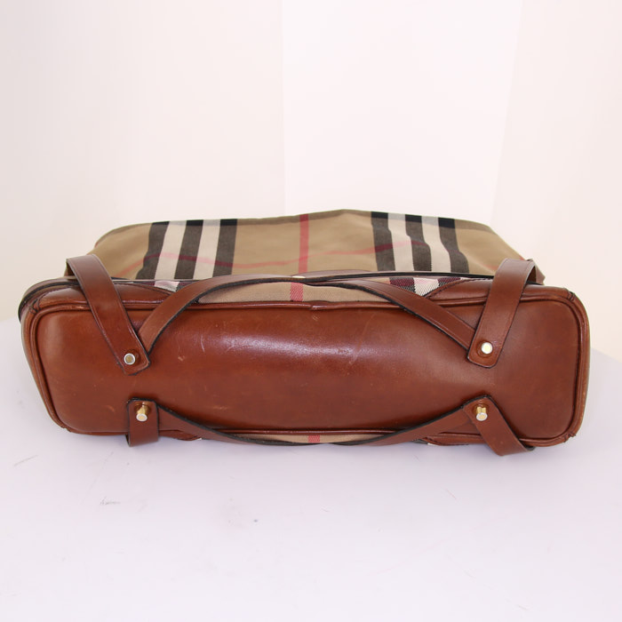 Sac à main Burberry en toile Haymarket beige blanche et noire et cuir marron - Detail D4