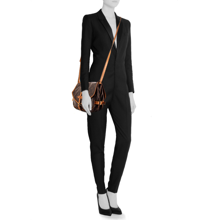 Bolso bandolera Louis Vuitton Saumur en lona Monogram revestida marrón y cuero natural - Detail D1