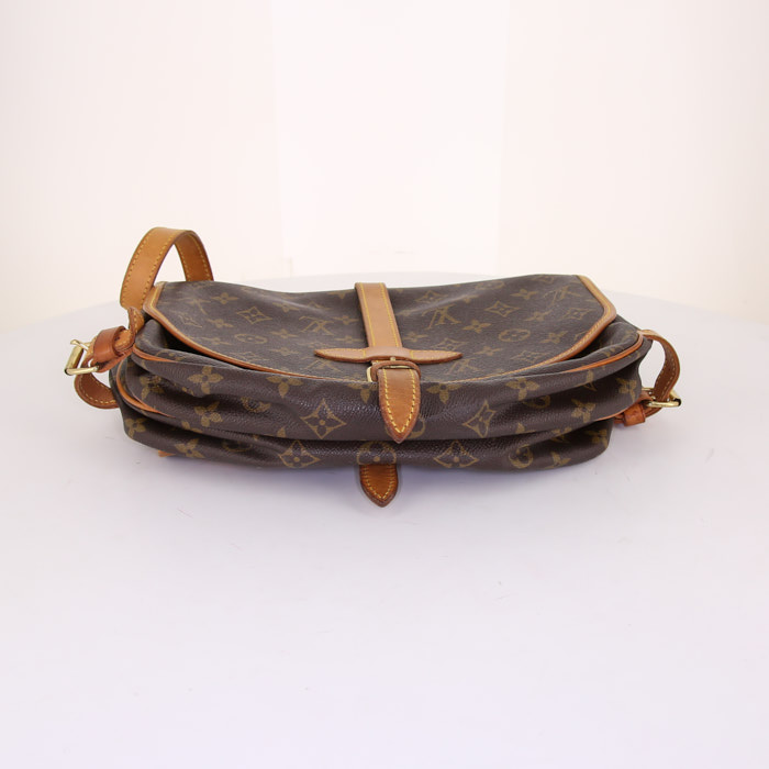 Sac bandoulière Louis Vuitton Saumur en toile monogram enduite marron et cuir naturel - Detail D5
