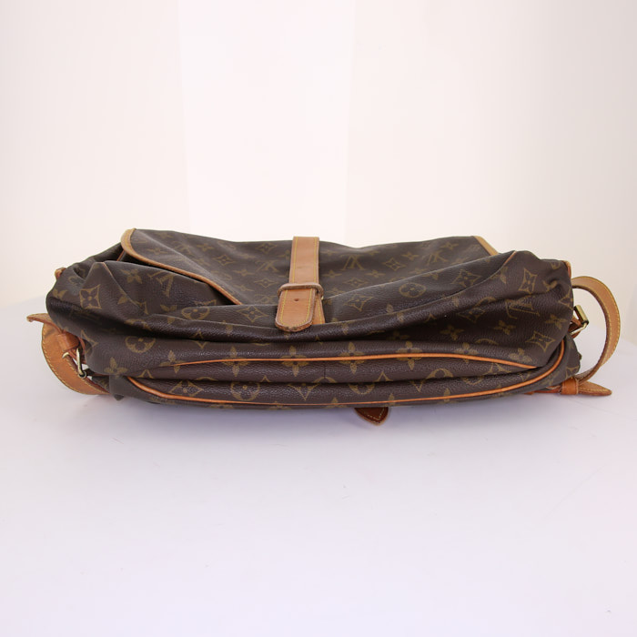 Bolso bandolera Louis Vuitton Saumur modelo grande en lona Monogram revestida marrón y cuero natural - Detail D5