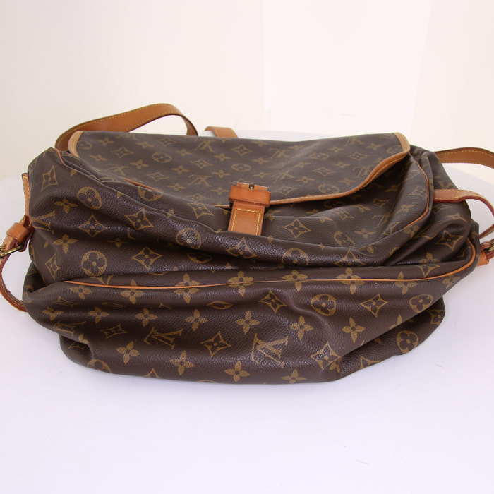 Sac bandoulière Louis Vuitton Saumur moyen modèle en toile monogram enduite marron et cuir naturel - Detail D4