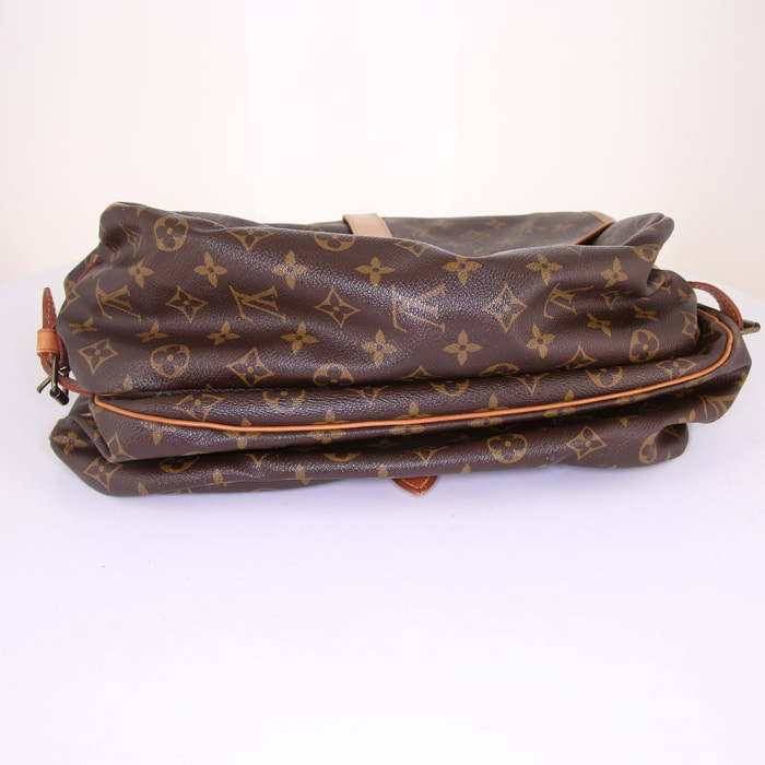 Bolso bandolera Louis Vuitton Saumur modelo grande en lona Monogram revestida marrón y cuero natural - Detail D5