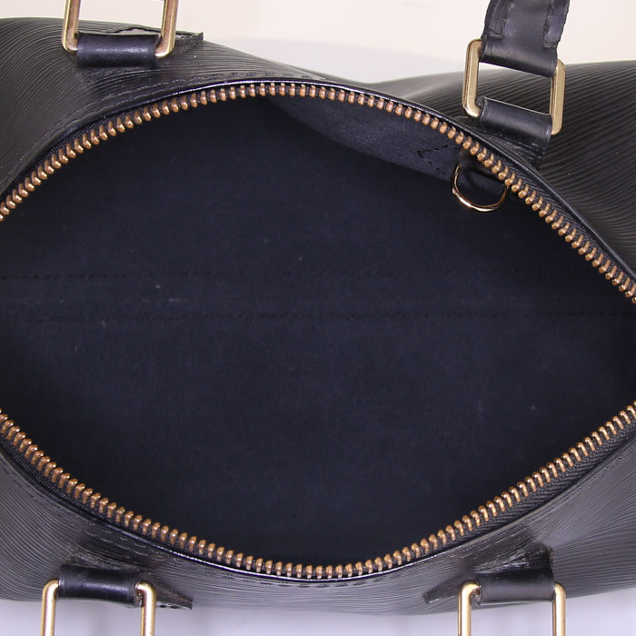 Sac à main Louis Vuitton Speedy 25 cm en cuir épi noir - Detail D2