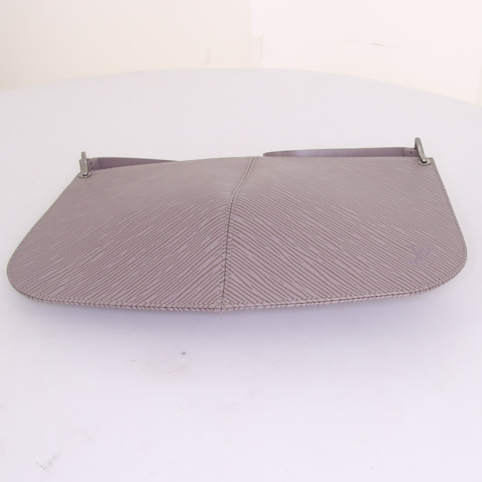 Bolso/bolsito Louis Vuitton Demi Lune en cuero Epi parma - Detail D4