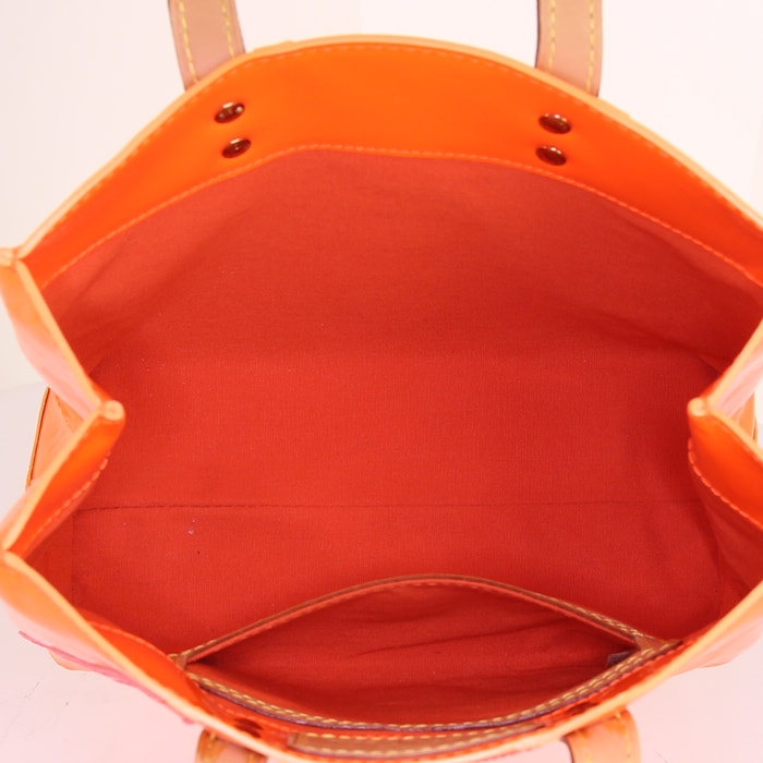 Sac à main Louis Vuitton Reade petit modèle en cuir verni monogram orange et rose et cuir naturel - Detail D2