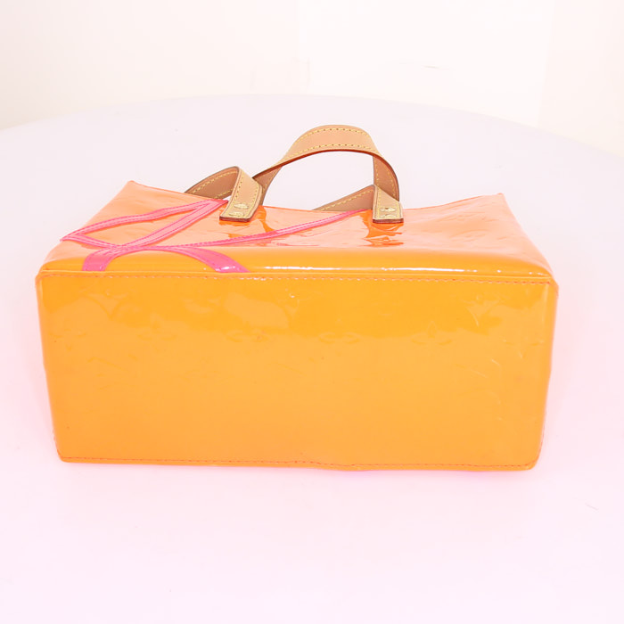 Sac à main Louis Vuitton Reade petit modèle en cuir verni monogram orange et rose et cuir naturel - Detail D4