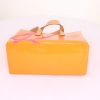 Bolso de mano Louis Vuitton Reade modelo pequeño en charol Monogram naranja y rosa y cuero natural - Detail D4 thumbnail