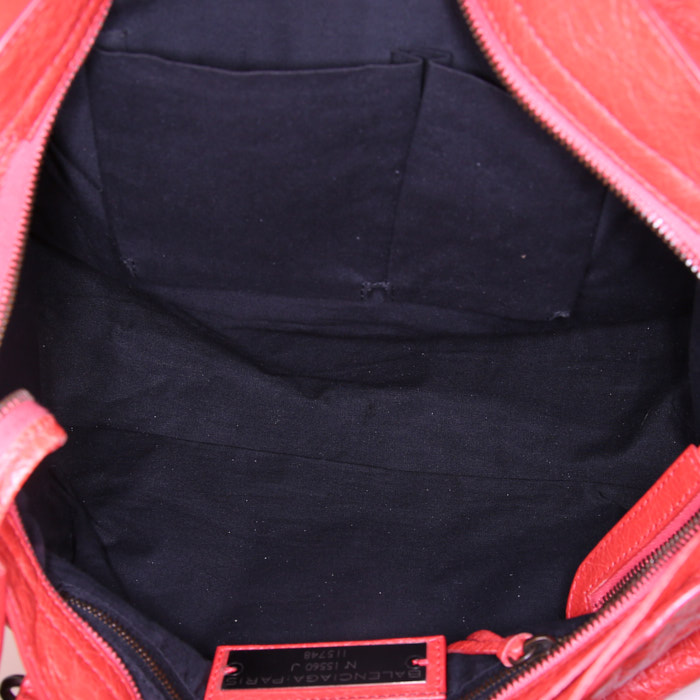 Balenciaga Classic City bag worn on the shoulder or carried in the hand in red Vermillon leather - Detail D3