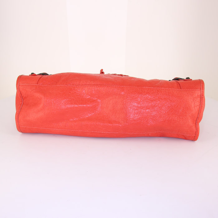 Sac porté épaule ou main Balenciaga Classic City en cuir rouge Vermillon - Detail D5