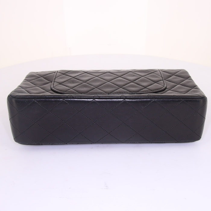 Bolso de mano Chanel Timeless en cuero acolchado negro - Detail D5