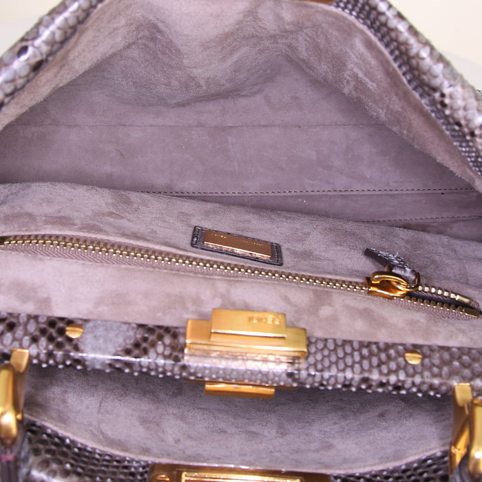 Bolso de mano Fendi Peekaboo en piel de pitón gris - Detail D3