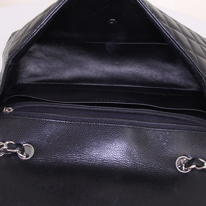 Sac bandoulière Chanel Timeless jumbo en cuir grainé matelassé noir - Detail D3