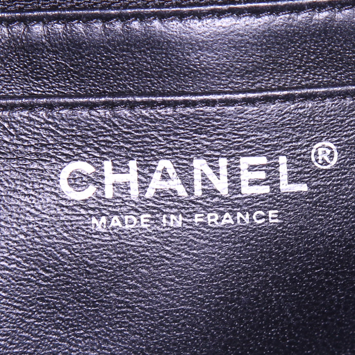 Sac bandoulière Chanel Timeless jumbo en cuir grainé matelassé noir - Detail D4