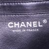 Bolso bandolera Chanel Timeless jumbo en cuero granulado acolchado negro - Detail D4 thumbnail