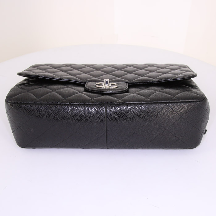 Sac bandoulière Chanel Timeless jumbo en cuir grainé matelassé noir - Detail D5