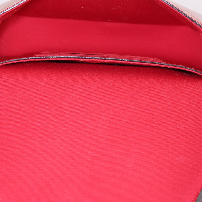Sac bandoulière Louis Vuitton Lucie en cuir verni monogram rouge - Detail D2