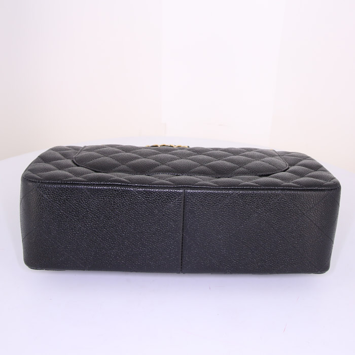 Bolso de mano Chanel en cuero granulado negro - Detail D5