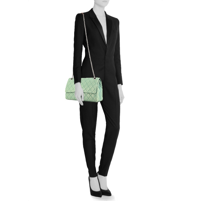 Bolso de mano Chanel 2.55 en cuero acolchado negro - Detail D2