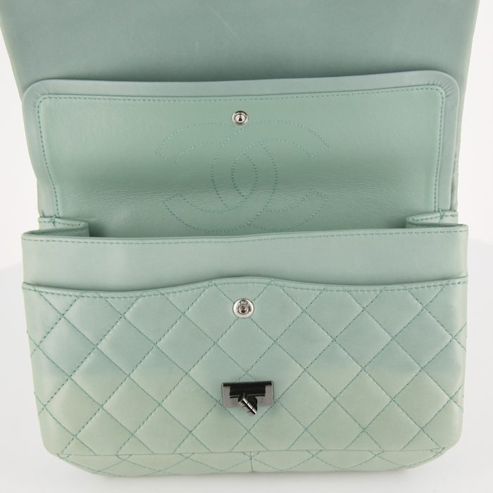Bolso de mano Chanel 2.55 en cuero acolchado negro - Detail D5