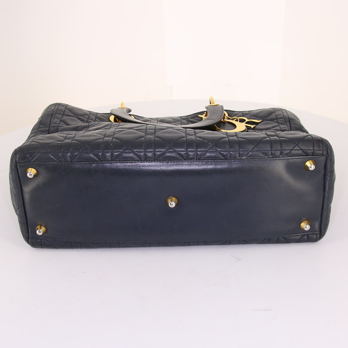 Sac à main Dior Lady Dior grand modèle en cuir cannage bleu - Detail D4