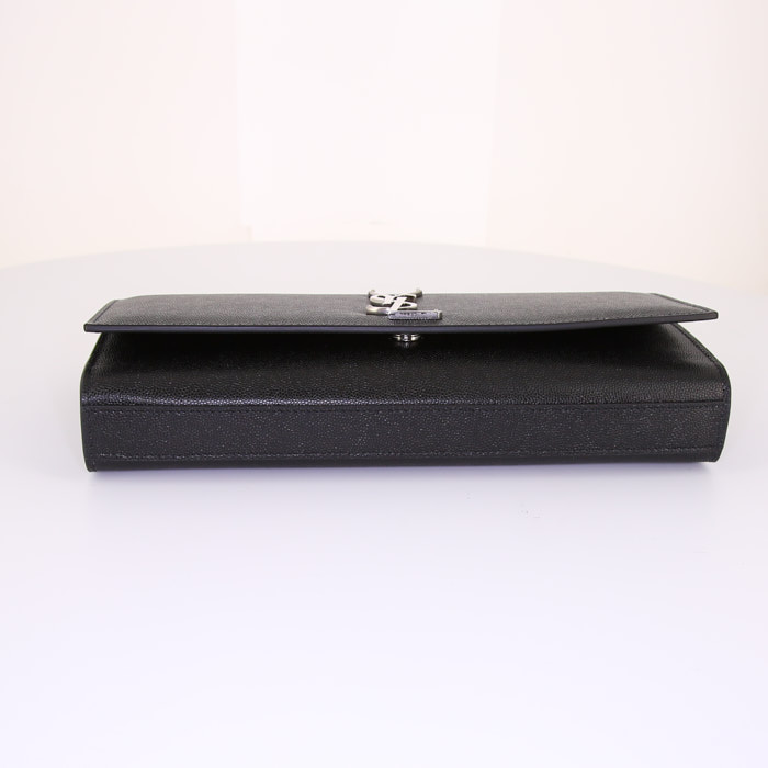 Pochette Saint Laurent Cassandre en cuir grainé noir - Detail D4