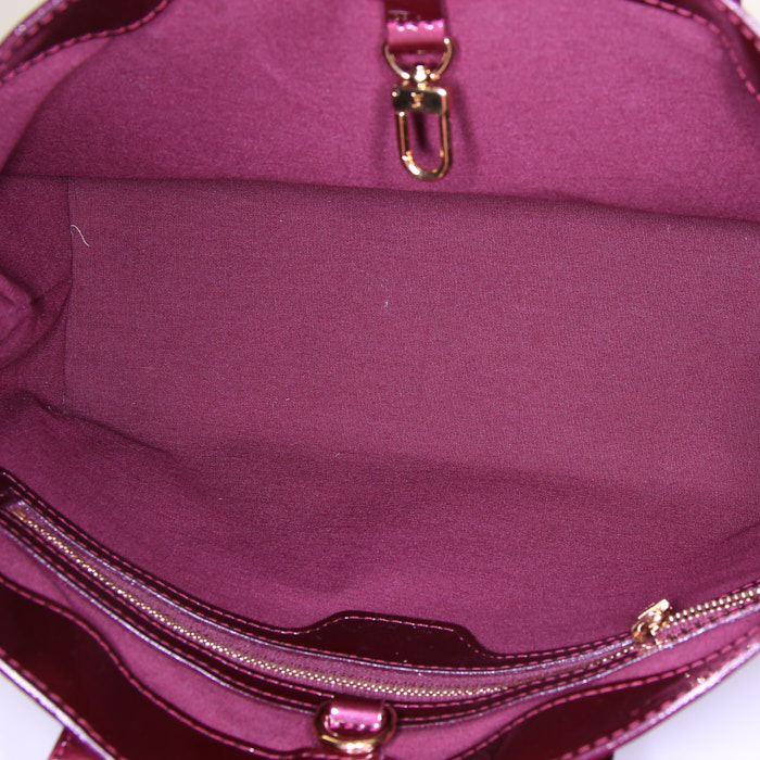 Bolso de mano Louis Vuitton Wilshire modelo pequeño en charol Monogram color burdeos - Detail D2