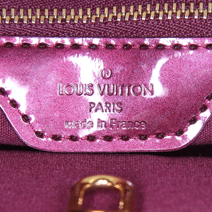 Bolso de mano Louis Vuitton Wilshire modelo pequeño en charol Monogram color burdeos - Detail D3