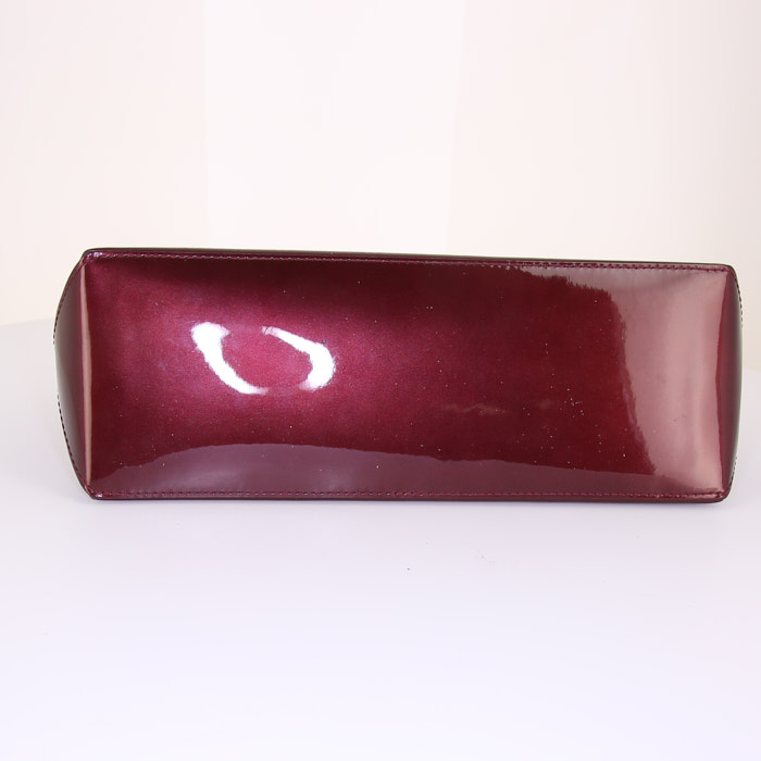 Bolso de mano Louis Vuitton Wilshire modelo pequeño en charol Monogram color burdeos - Detail D4