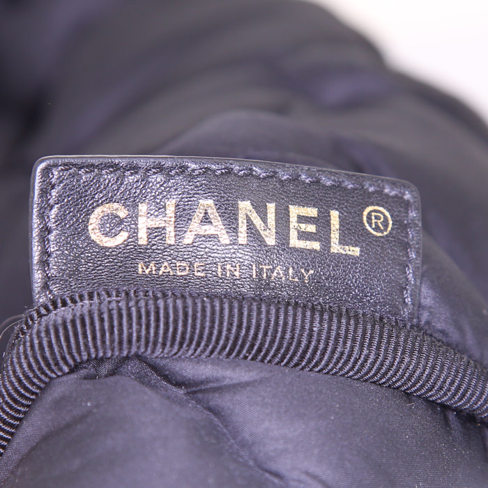Sac bandoulière Chanel Petit Shopping en toile matelassée noire - Detail D4