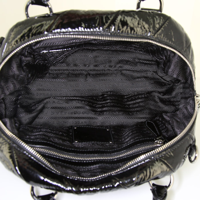 Prada Gaufre handbag in black patent leather - Detail D2