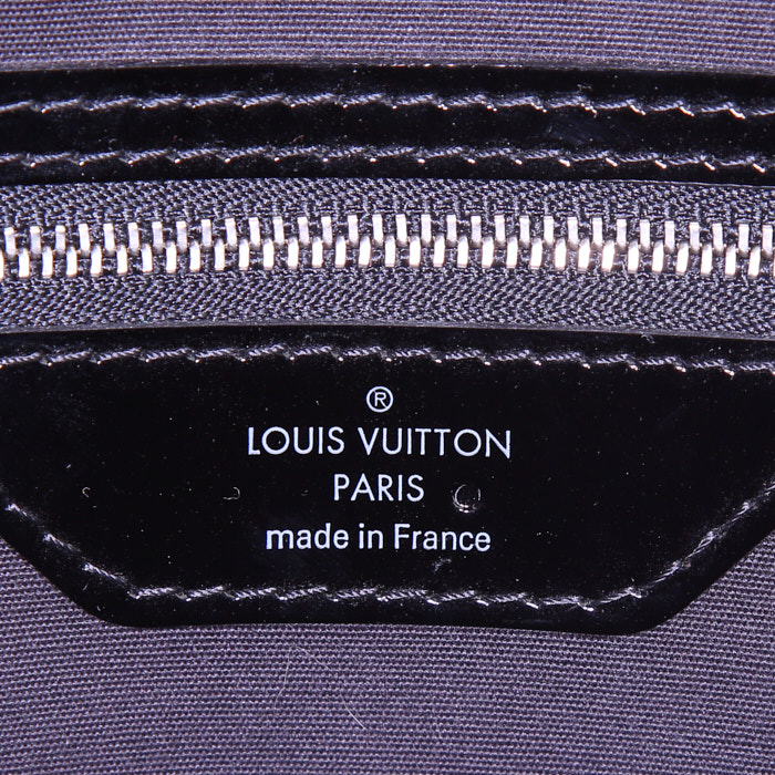 Sac à main Louis Vuitton Brea en cuir épi verni noir - Detail D4