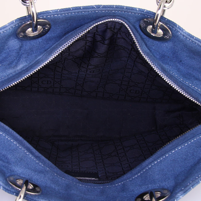 Sac à main Dior Lady Dior grand modèle en toile denim bleue - Detail D2