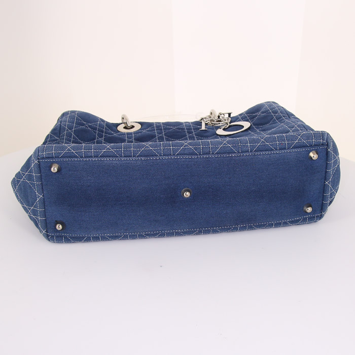 Sac à main Dior Lady Dior grand modèle en toile denim bleue - Detail D4