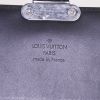 Bolsito de mano Louis Vuitton Anouchka en charol Monogram negro - Detail D3 thumbnail