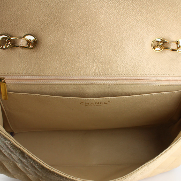 Sac à main Chanel Timeless en cuir grainé matelassé beige - Detail D3
