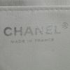 Chanel Timeless jumbo handbag in white quilted grained leather - Detail D5 thumbnail