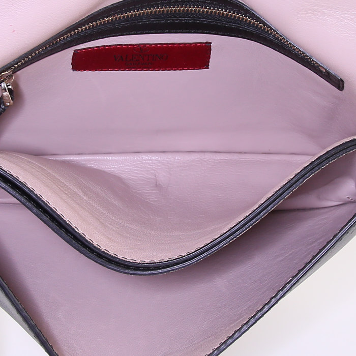 Pochette Valentino Garavani en cuir noir - Detail D2