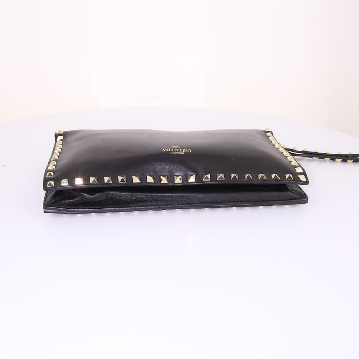 Pochette Valentino Garavani en cuir noir - Detail D4