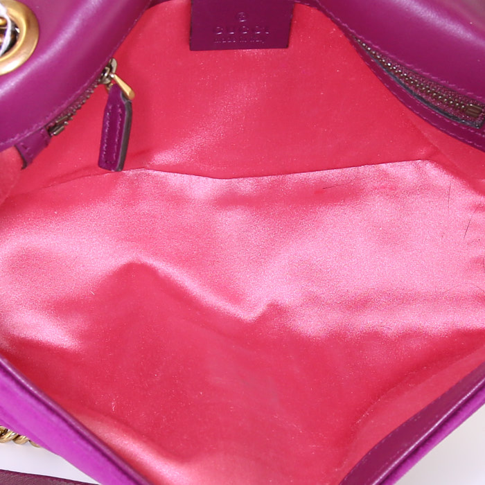 Bolso bandolera Gucci GG Marmont en terciopelo acolchado violeta - Detail D3