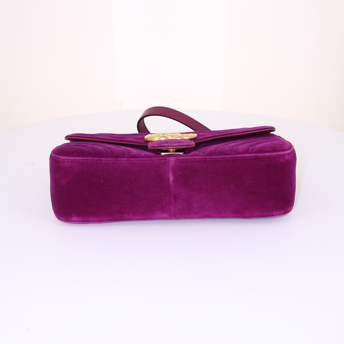Sac bandoulière Gucci GG Marmont en velours matelassé violet - Detail D5