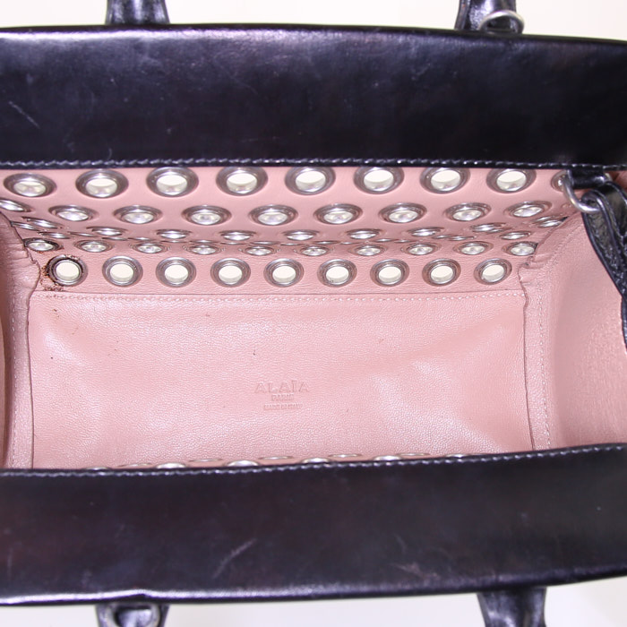 Bolso bandolera Alaïa en cuero negro - Detail D3