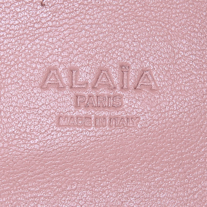 Alaïa shoulder bag in black leather - Detail D4