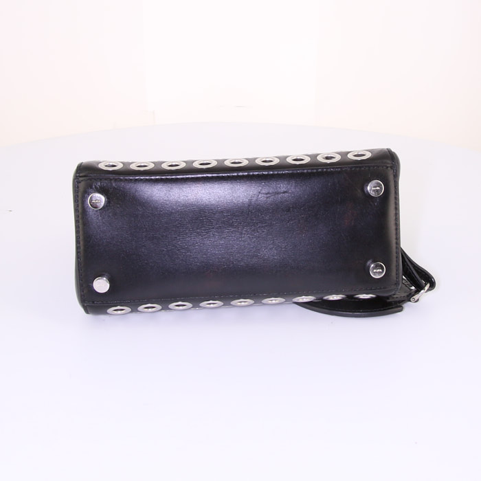 Bolso bandolera Alaïa en cuero negro - Detail D5