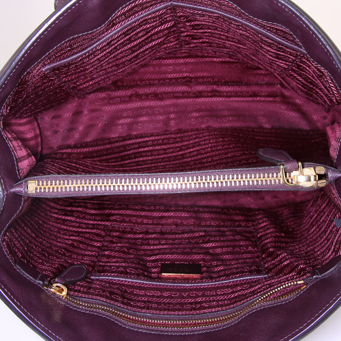 Sac cabas Prada Lux Tote en cuir saffiano violet - Detail D2