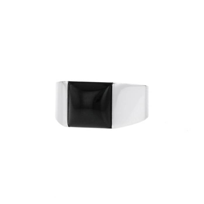 https://medias.collectorsquare.com/images/products/352686/00pp-cartier-tank-large-model-ring-in-white-gold-and-onyx.jpg