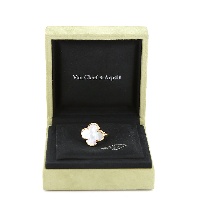 Bague Van Cleef 
Arpels Magic Alhambra en or jaune et nacre blanche - Detail D2